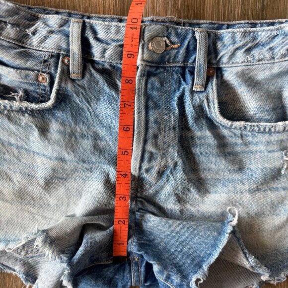 Free People 5-pocket, button-fly distressed denim shorts size 27 - Picture 4 of 7